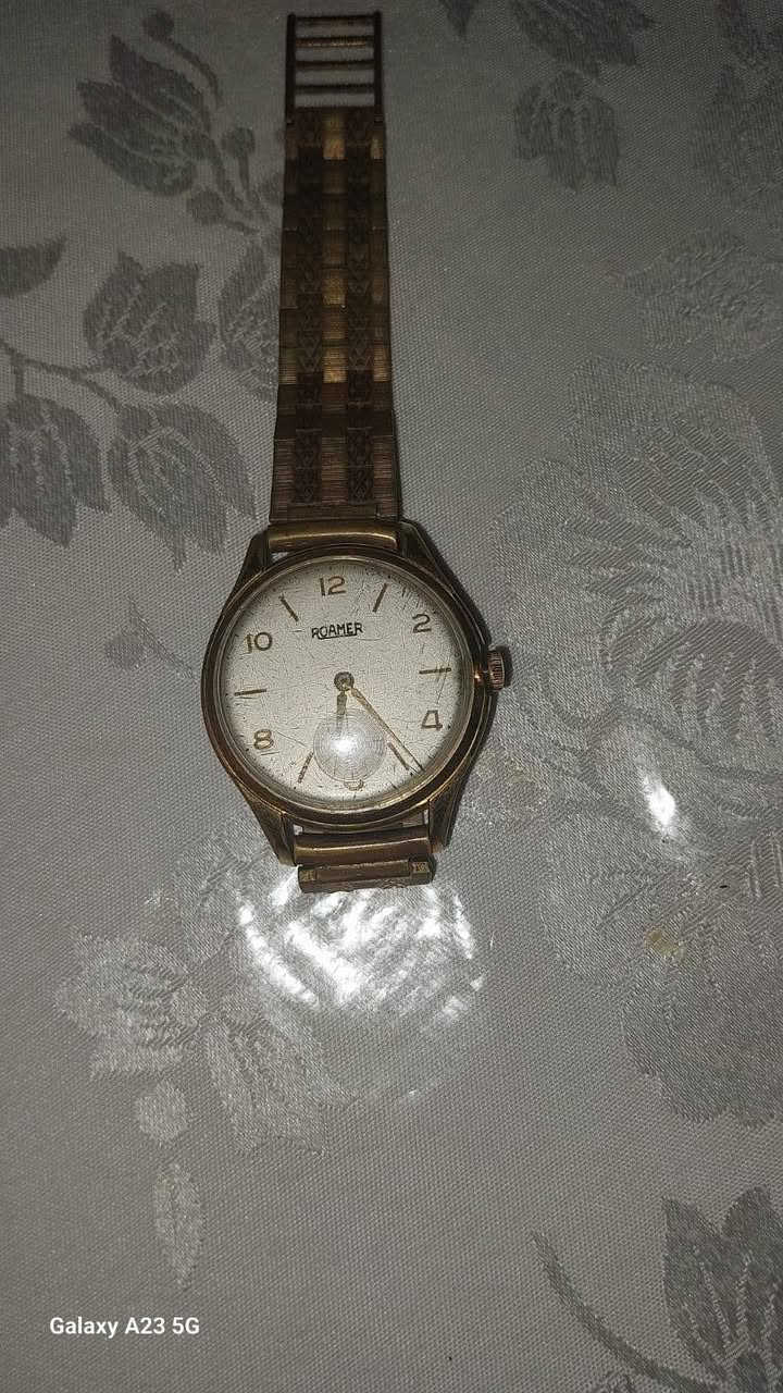 📢 للبيع: ساعة Roamer سويسرية كلاسيكية نادرة (Vintage) ⌚✨
​لعشاق الفخامة القديمة وهواة جمع الساعات النادرة، معروض للبيع ساعة يد رجالية من الماركة السويسرية العريقة Roamer، تعود لفترة الخمسينيات/الستينيات.
​🌟 مواصفات الساعة:
​الصناعة: سويسرية أصلية (Swiss Made).
​الحركة: ميكانيكية تعبئة يدوية (Manual Winding) تعمل بكفاءة.
​التصميم: هيكل وسوار مطلي بالذهب بتصميم كلاسيكي راقٍ، مع قرص ثوانٍ فرعي مستقل (Sub-second) عند الرقم 6.
​الحالة: الساعة تحافظ على أصالتها ومظهرها العتيق المميز (Patina الطبيعي)، مما يمنحها قيمة تاريخية إضافية.
​📍 الموقع والاتصال:
​الموقع: برشيد، المغرب
​للتواصل والاستفسار (واتساب أو اتصال مباشر): 2001-452 606 212+


**إذا كنت صاحب هذا الإعلان وتريد حذفه لأي سبب، رجاءا أرسل رسالة إلى الدعم الفني**