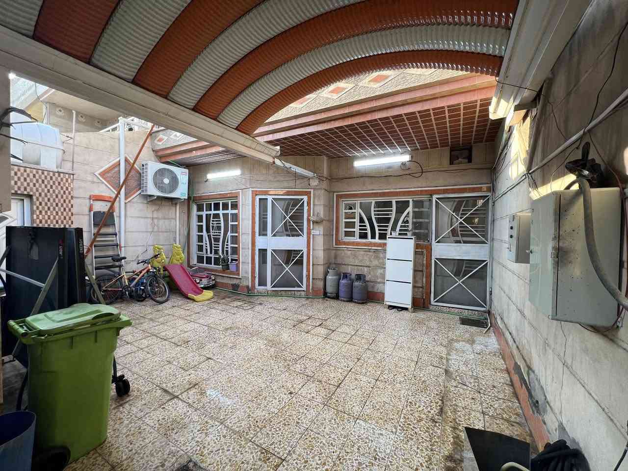 السلام عليكم
دار للبيع في منطقة چكوك ( بين الكاظمية و جسر الشعلة )  

مساحة : 150م ( 7.5*20 )

نوع السند : ملك صرف

نوع البناء : مسلح

يحتوي على طابقين : 

الطابق الاول :- 

طرمة كبيرة

مطبخ كبير

استقبال ( غرفة خطار )

حولي كبير ( غرفة معيشة ) 

مرافق عدد 2

حمام عدد 1

منور خدمات عدد 2

غرفة نوم كبيرة جداً

الطابق الثاني :-

غرف نوم كبيرة عدد 3

حولي

الطابق الثالث :-

بيتونة 

سطح

للاستفسار الاتصال بالرقم 

0780 234 8480
***********

مكلف بالنشر
