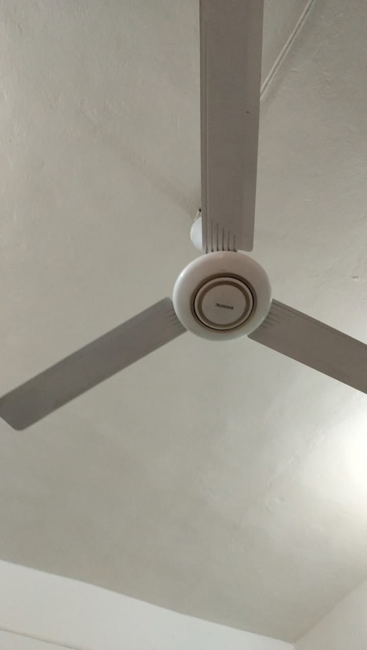 اغراض بيت للبيع كلمن وسعره الي يريد يتصل على الرقم وبيه واتس آب *********** مراوح عدد ٤ وكنتور ست أبواب وملحق كبير وتخم سبعة مقاعد  وكلهن نظيفات
