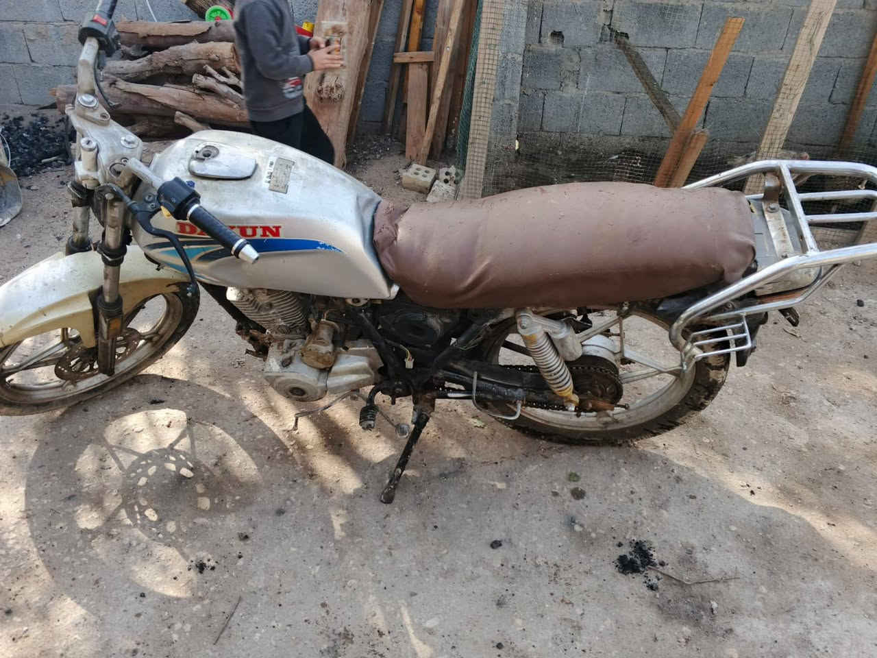 سلام عليكم دراجه دايون باب أول دراجه نظيفه بدون أوراق كربلاء كنطرت السلام السعر 250وبيه مجال رقم الموبايل ***********
