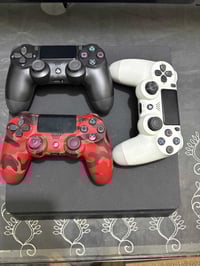 بلي فور مهكر بحاله جيده للبيع  ملحقاته كامله والكيبلات ايضاً ٣ جوستك  ...