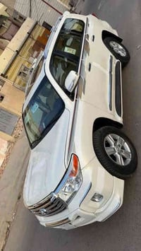 سياره  لاندكروز  ابيض ٢٠١٤ نظيفه جداااا جاهزه من كل شي ماشيه ١٤٣ الف ف...