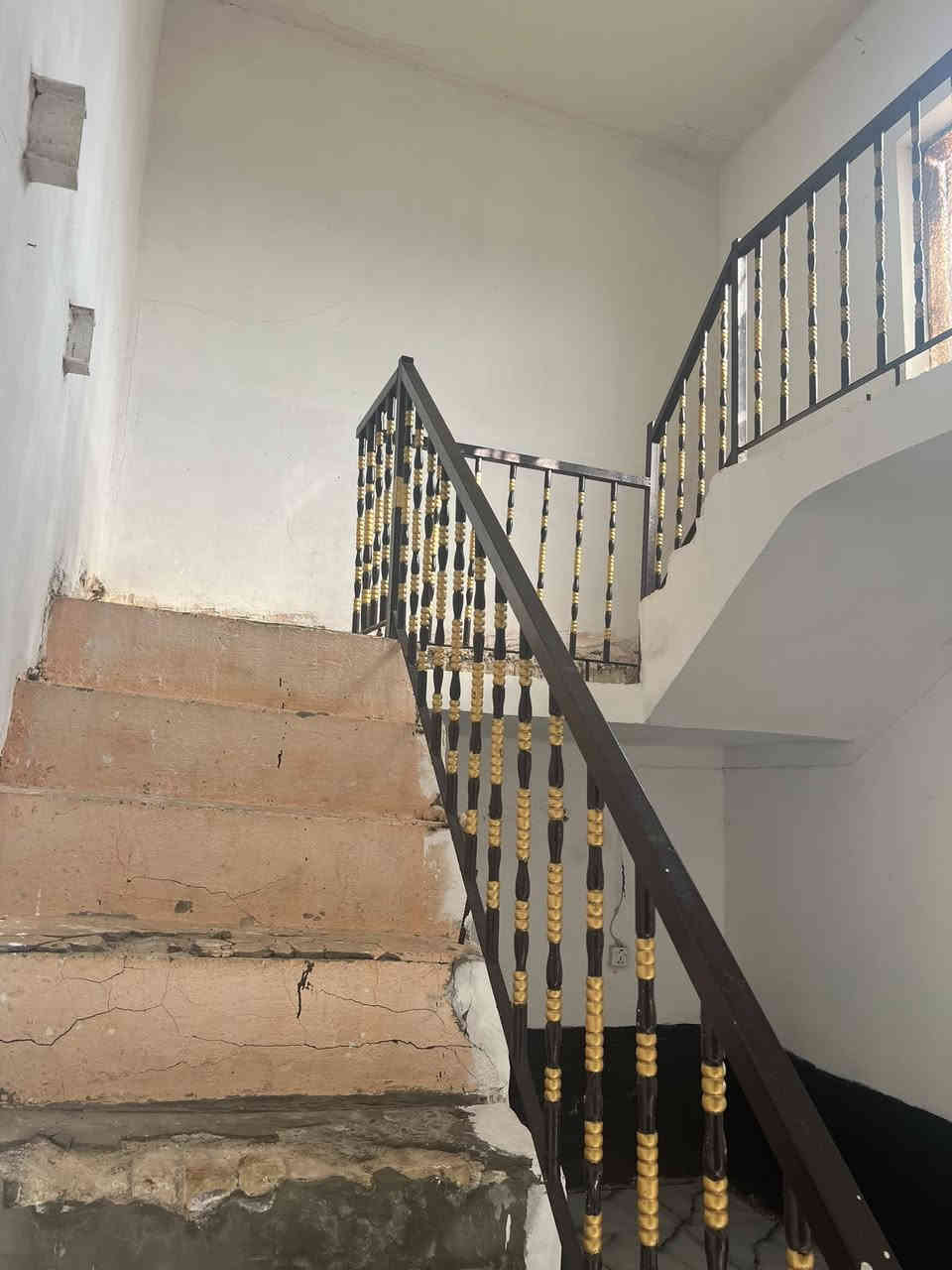 السلام عليكم
بيت اصلاح زراعي بي ورقه تطويب ولازمين سره
المساحه ١٦٠ متر
البكرلي الرابعه شارع ابو عادل 
غرفتين نوم مطبخ صاله صحيات خارجيه 
جاهز للسكن 
***********
السعر ٢٠
