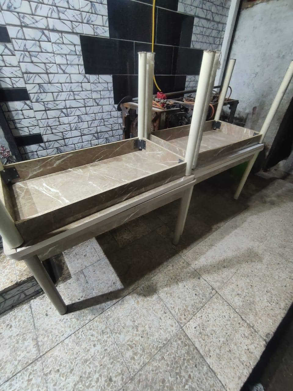 ميوز طعام عدد ٤ و كراسي عظم عاج عدد ١٦ كرسي
استعمال بسيط جدا بعدهن جدد 
السعر ٤٥٠ ألف كلهن ميوز مع كراسي 
للأستفسار 
واتساب 
***********
