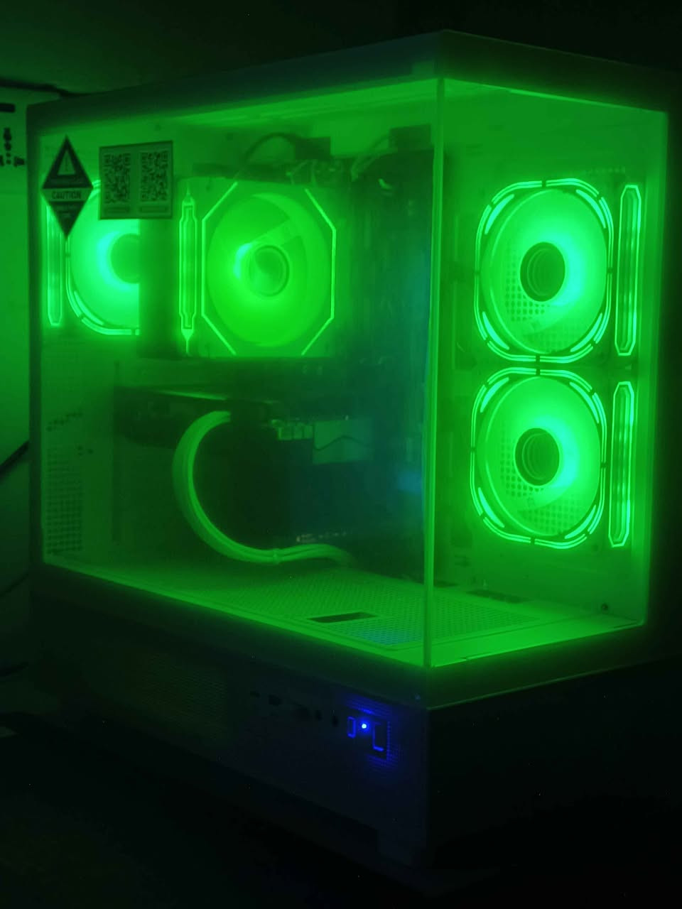 السلام عليكم 🌹 
حاسبة+شاشة+ماوس+كيبورد+ماوس باد

مواصفات:

الحاسبة
I7 8700
Deepcool 400xt cpu cooler with argb fan
Msi z390-S01
16gb 2×8 3200mhz puskill ram
Peladn RX 6600 8GB GDDR6
Adata 256gb ssd 
Seagate 500gb green 
Gamemax gp-550w psu 80+
Dark flash dpx90 white with 3argb fans
Windows 11 pro 25H2 

الشاشة
Philips 1080p 24inch 144hz va مقوسه

الاكسسوارات
ماوس hxsj t90 wireless white 
كيبورد ميكانيكي ريد سوتج ابيض rgb
ماوس باد حجم 90×45×3 mm

السعر 915 الف مع التوصيل فقط 🔥 
توصيل لكل المحافظات 🚚 

الكيس جديد بالنايلون والاكسسوارات كلهن جدد

العنوان: بغداد السريدات الجديدة وره صيطرة الشعب 
تريدهه توصيل او تريد تجي و تفحص باليعجبك

للحجز خاص او واتساب:
*********** بغداد, العراق
