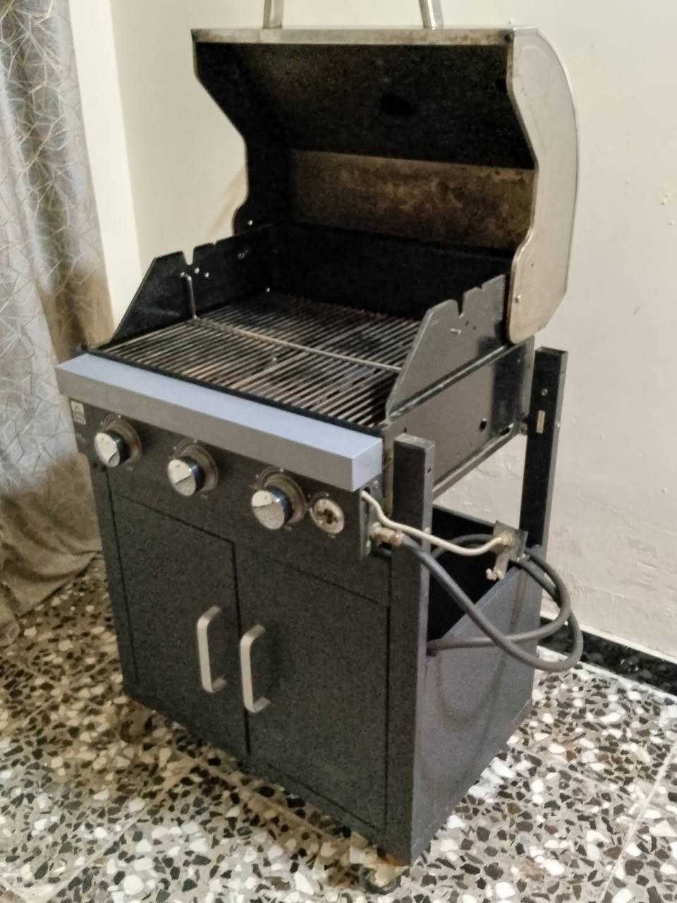 شواية Grill Chef 3 عيون 
السعر: 300 ألف او بيه مجال قليل 
2. العيون ستانلس أصلي ما مبدل 
3. الترمومتر شغال 100%
4. نظافة وكالة،

المكان (مدينه الصدر ) رقم الهاتف:*********** واتساب

