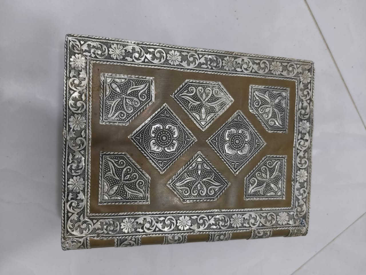 صندوق نحاس وخشب مزخرف قطعه فنية تحفه غايه في الجمال قياس 29*21*9


**إذا كنت صاحب هذا الإعلان وتريد حذفه لأي سبب، رجاءا أرسل رسالة إلى الدعم الفني**