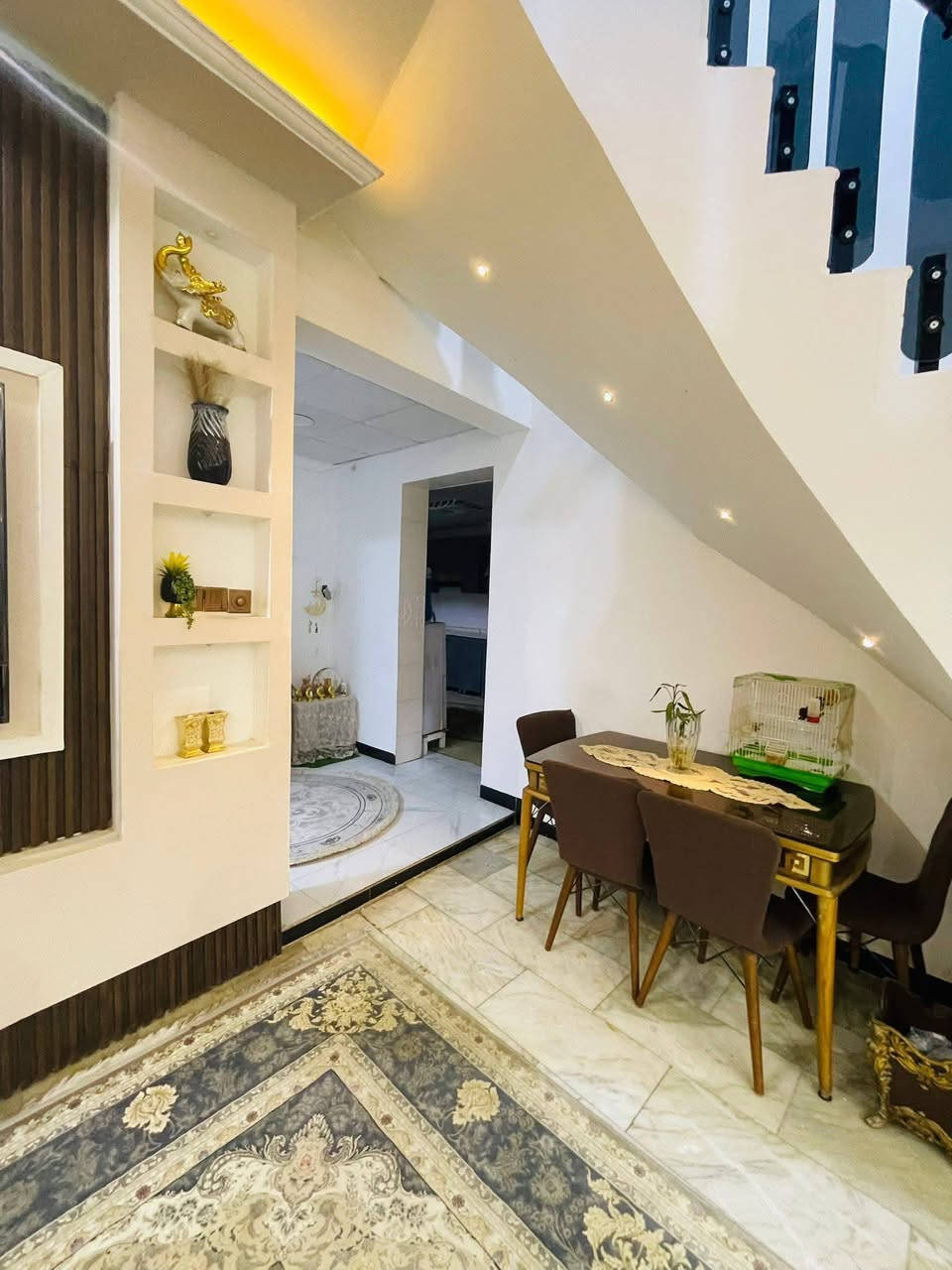 🏠 دار تجاري للبيع او المراوس
📍 الموقع: الكرامة (الشارع لمشجر) 
(قرب مكتب سيد ياسر )
✨ المواصفات:
▫️ المساحة: 100م الواجه 9 م 
▫️طابو ملك صرف 
 
▫️طابقين
 ...................... 
🔹محتويات الدار : 
_ 3 غرف نوم
_ مطبخ
_ صاله
_ هول 
_ صحيات
...................................
📞 للاستفسار والمعاينة: 
الاتصال على الارقام :
***********☎️ واتساب
