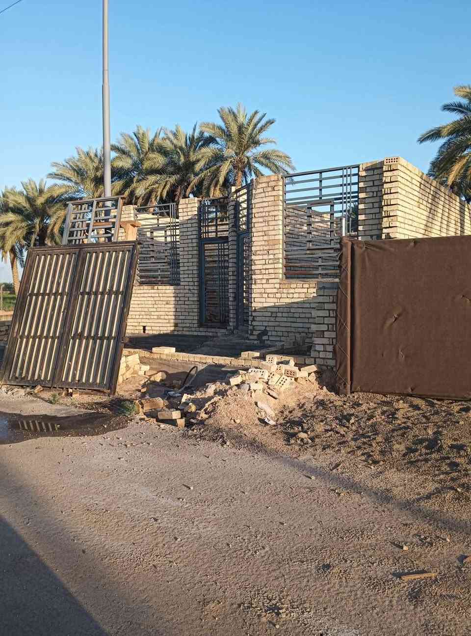 السلام عليكم هيكل للبيع طابو زراعي سند 25 مساحته 152 واجهه 8 ونزال 19 متكون من  غرفتين وهول واستقبال ومطبخ مجمع جديد خدمات كاملة قرب سيطرة الآثار
سعره 35 وبي مجال.
***********
