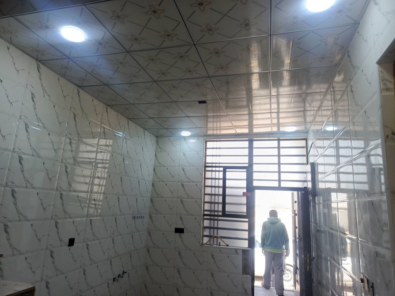 الدار مساحه 75 متر مقابل ملحق قريه غدير السعر 22 بي مجال *********** غرفة صاله مطبخ ستقبال تخاريج
