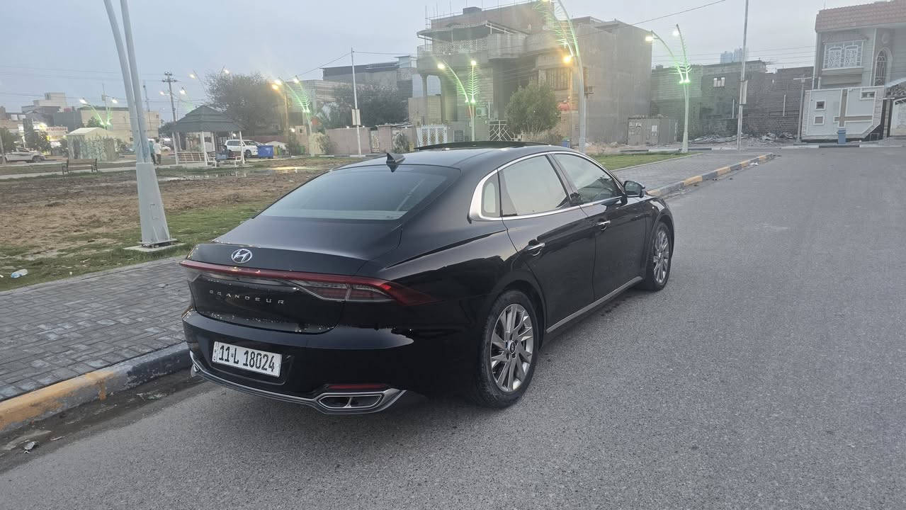 الفخامة هونداي ازيرا گراندور 2022
لون اسود موديل 2022 و ماشية 52 ميل

دبل جام فول بالعزل و الزرانة و الرفاهية 

غرفتها هلكد ما واسعة اي سيارة ثانية تركبها تحسها صغيرة

كلشي بيها على وضع الشركة غنية عن التعريف 

( بيها فقط جاملغ امامي كلير بدون فتح ) 

……..  مواصفات السيارة  ………

مواصفات فوووول للاخير  حته بانورما بيهه  

وارد كوري  ( هايبرد بنزين )

اقتصادية جداً التفويلة تمشي 950 الى 1000 كيلو

محرك 2400 تنفس طبيعي ( طيارة ) 

بالسرعة العالية و التعجيل يشتغل محرك البنزين و الكهرباء سوة و يولد قوة حصانية اكبر

داخل جلد ملكي اوفوايت

بصمة تشغيل و ابواب 

جام امامي خلفي اوتو + دبل جام  

١- شاشتين كبيرة متصلة + شاشة صغيرة

تدعم كار بلي و اندرويد اوتو 

٢- كاميرات محيطية ( 4 كاميرات )

لايت امامي دبل عدسة زينون + انارة نهارية

بگ لايت خلفي led 

انارة دشبول داخلية متغيرة 

٤- الكشنات الامامية اثنينهم كهرباء 

الكشنات الامامية تدفئة + تبريد 

الكشنات الخلفية تدفئة 

حساسات امامية + خلفية

رادار امامي + جانبي + نقاط عماء

انارة ترحيب عند الاقتراب من السيارة

مري شفط + اشارة بالمري

زر للتحكم بارتفاع اللايت الامامي 

منافذ للطاقة و الشحن امامي + خلفي 

شاحن وايرلس 

تبريد منفصل للراكب و السائق 

قطعتين تبريد امامي + خلفي

تدفئة بالستيرن 

جنطة كهرباء + فتح عند الاقتراب

3 وضعيات للقيادة 

هاند بريك بصمة كهربائي

نظام Auto Hold اوتو هولد 

انارة حمراء بالابواب 

حساسات بالابواب للتنبيه عند فتح الباب و سيارة 

قادمة من الخلف 

نظام المحافظة على المسار 

كروس ( تحكم بالسرعة )

نظام ترحيب صوتي

تخم تاير مشيلن 

رقم بغداد بأسمي  السعر ب 225  ورقه 

***********
