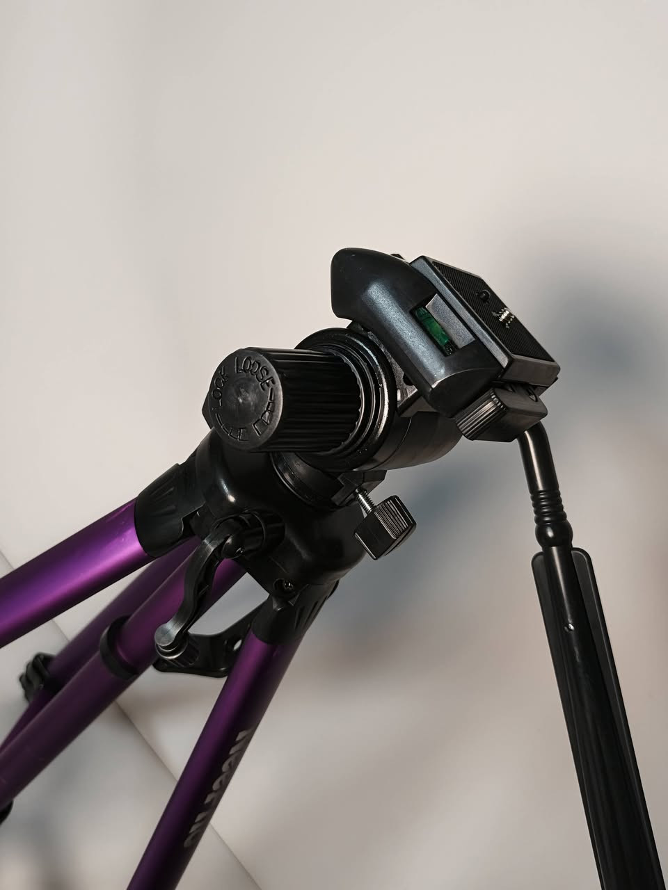 حامل NeePho الثلاثي (موديل طويل):

المواصفات:
• أقصى ارتفاع: 1700 سم
• الارتفاع عند الطي: 620 سم
• الوزن: 1.43 كغم (خفيف وقوي)
• نظام رفع: رافعة تروس (Geared elevator)
• الأرجل: ألومنيوم 3 أقسام مع دعائم (brace)
• لوحة التثبيت: Quick release plate ببرغي 1/4 بوصة
• الملحقات: حقيبة حمل + مثبت موبايل 

متوفر.. للاستفسار والطلب راسلني ✅ واتساب ***********
لمعرفة السعر علقة بكلمة (موكوم) 👌

#حامل_كاميرا #NeePho #تصوير_احترافي #معدات_تصوير #عراقي
