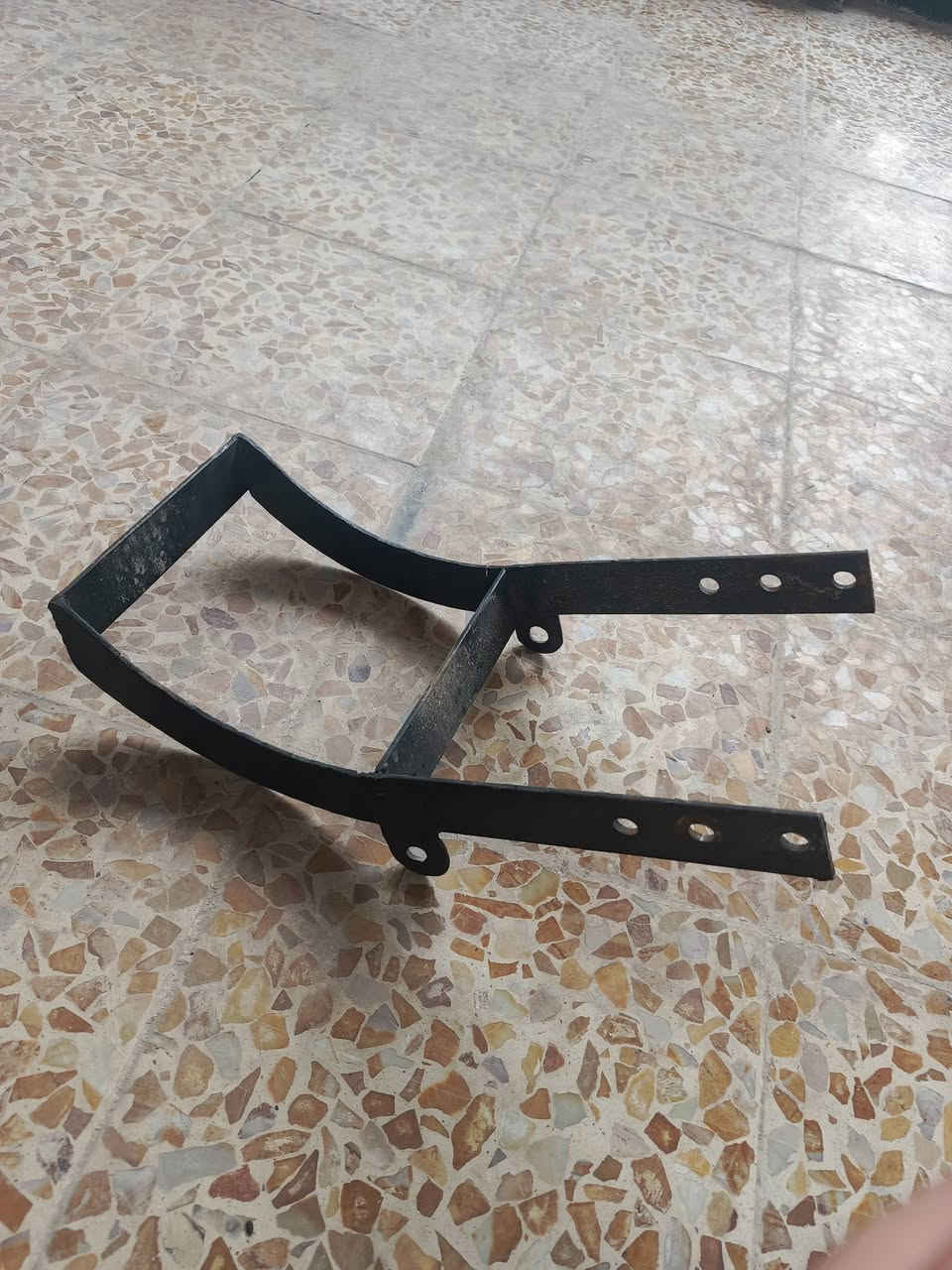 السلام عليكم شباب.. عندي هاي الأغراض مال دراجة للبيع، حالة الأغراض ممتازة وشغالة:
محرك (مكينة) كاملة: نظيفة جداً، صوت ناعم وشغالة 100%. 💰 السعر: 125,000 دينار.
​ماشية (جرّة) أمامية: نظيفة، تحتاج فقط لحيم بسيط بالحديد الجانبي. 💰 السعر: 20,000 دينار.
​زوج دبلات خلفية: بلاد ونظاف جداً (ما بيهم أي نضح دهن). 💰 السعر: 15,000 دينار للزوج.
​سبايدر (قاعدة حديد): نظيفة وما بيها أي كسر أو عوج. 💰 السعر: 10,000 دينار.
​كشن دراجة (NAMI 125): تنجيد بلاد ونظيف جداً. 💰 السعر: 10,000 دينار.
​كاربريتر (عدد 2): شغالين وجاهزين وما بيهم أي مشاكل. 💰 السعر: 7,000 دينار للقطعة.
📥 للتواصل: مراسلة الخاص فقط.


**إذا كنت صاحب هذا الإعلان وتريد حذفه لأي سبب، رجاءا أرسل رسالة إلى الدعم الفني**