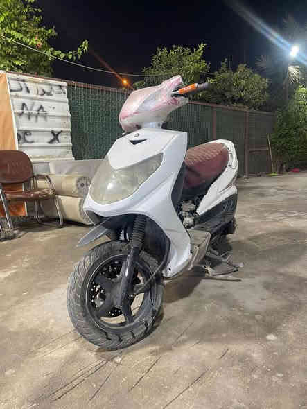 السلام عليكم عندي دراجه سكنس فحل شغاله بس اني ابيع كوم حديد هاي الصور قديمه فقط البجم الامامي ماكو لان نكسر  المكان بغداد حي الجهاد
رقمي ***********
