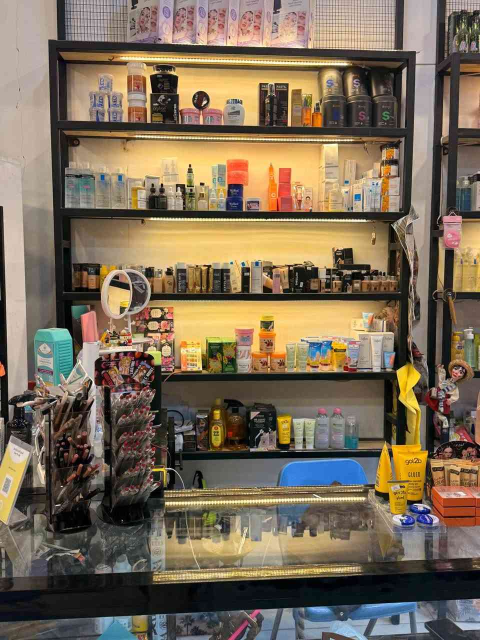 بضاعة كوزمتك للبيع شلعه كامله 
للاستفسار مراسله الصفح 
سبب لبيع توسيع المكان 
*********** الميمونة, ميسان
