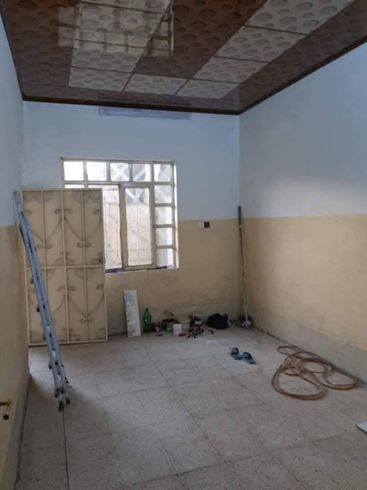 السلام عليكم بيت للايجار 100متر طابق ارضي بحي الساهرون ***********
