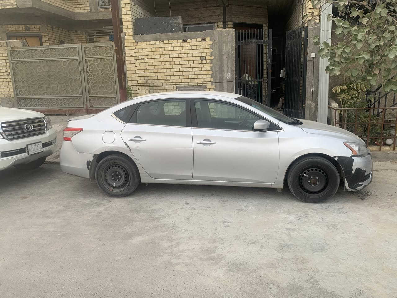 السلام السلام  عليكم نيسان سنترا 2015 رقم شبه مميز بغداد باسمي السياره بيها ربع الصندوك من جوه مصبوغ ضربتها وبيها مكانين بارد وكلشي موضح بل فيديو بيها ((كيرها كايم السياره)) مكينه مكفوله تخم تاير مصارله شهر .قيم بما يرضي الله وهاذا رقمي ***********
