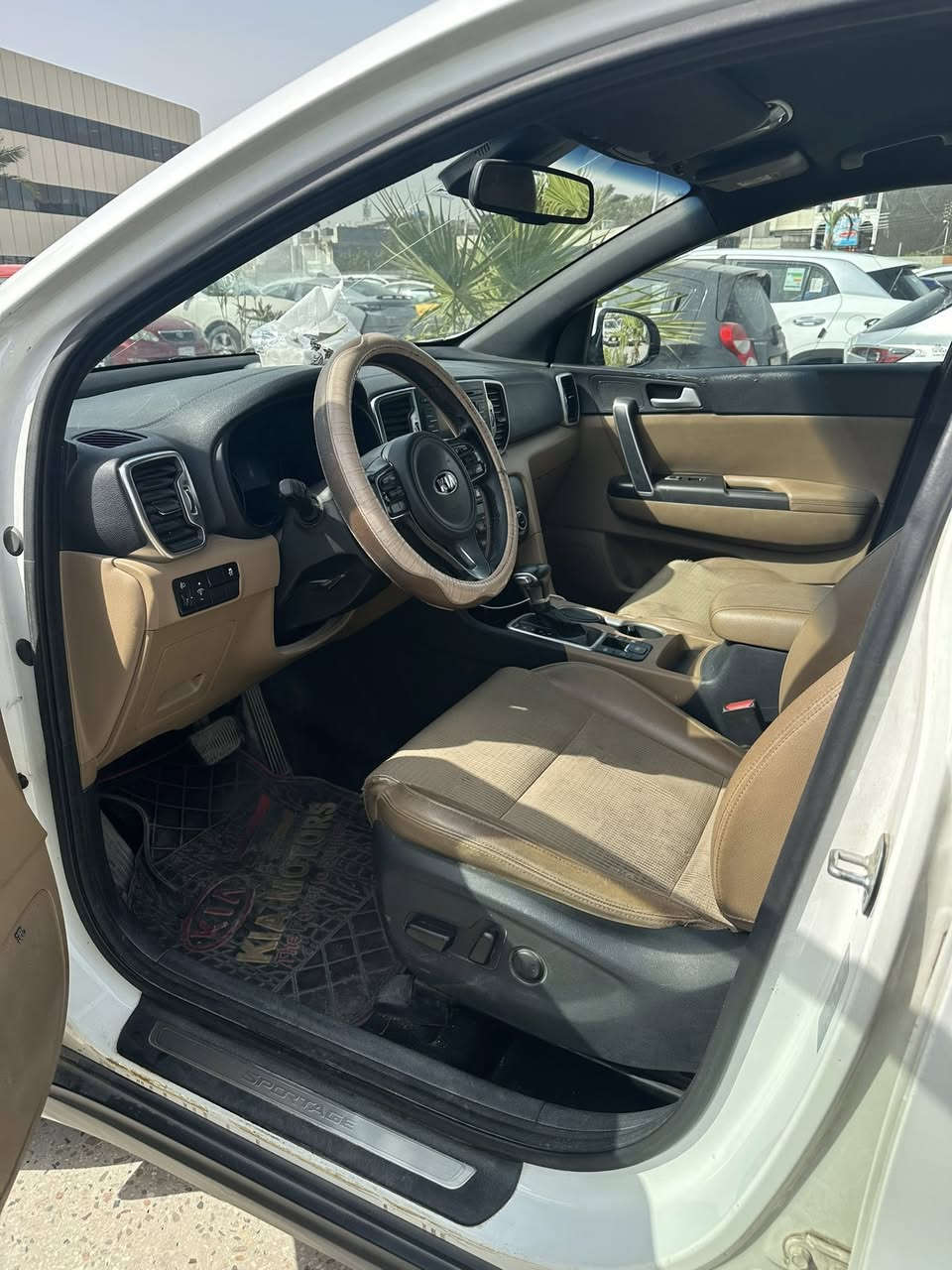 كيا سبورتج 2017 خليجي مكفولة عدا بارد في باب السائق
محرك 2000 دوش 

اوتوهولد كراسي كهرباء حساسات اكامي خلفي وكاميرا خلفي  والمرايات شفط ومواصفات أخرى

عداد المسافة 83 ألف كم 

السعر 175

وبي مجال 

***********

المكان بغداد
