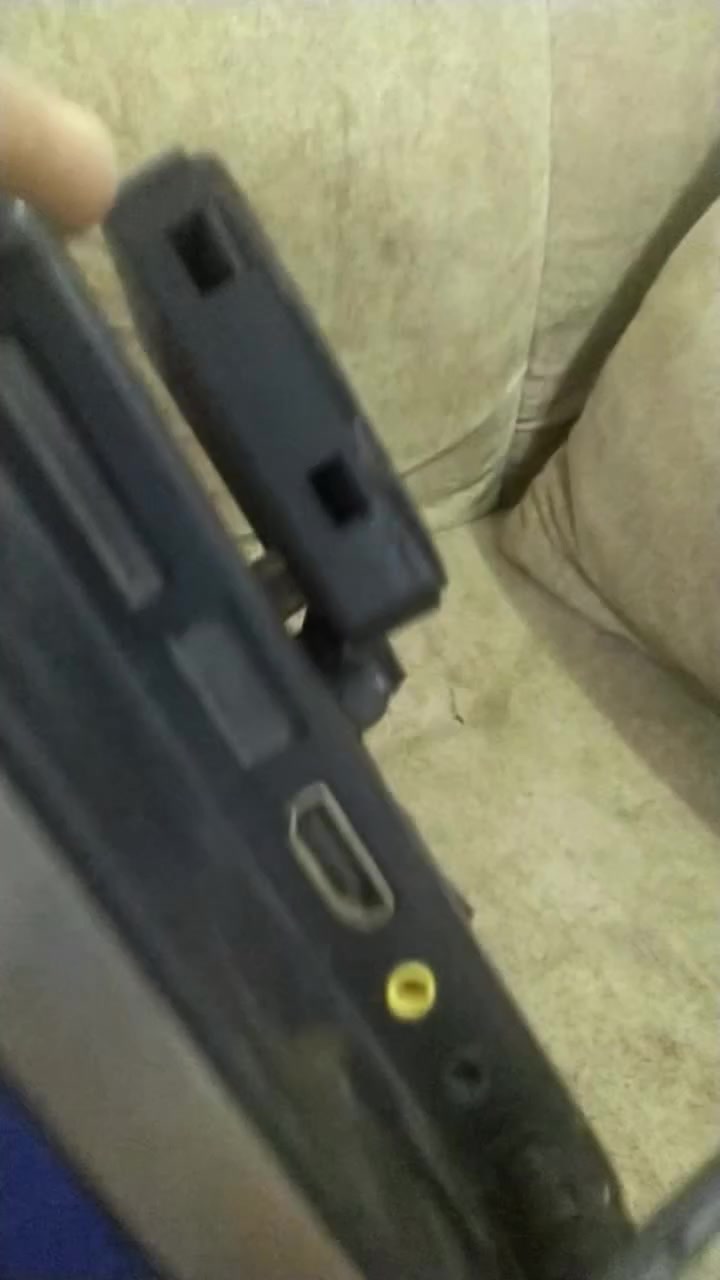 شاشه بدون لمس.. مع محوله ٩ فولت.. تشتغل AV فقط.. بيهه منفذ HD.. ومنفذ صوت السعر ٣٥ الف ويه التوصيل.. التفاصيل بالفيديو.. ***********
