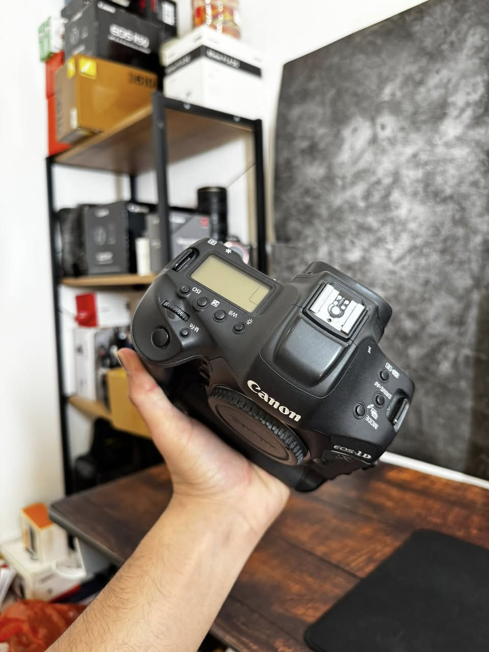 📸 Canon EOS-1D X Mark II – Body Only

كامرة احترافية مخصصة للتصوير الرياضي وتصوير الحياة البرية والفعاليات السريعة 💪
مستعملة بنظافة 95٪؜ وحالتها ممتازة جداً ✨

🔹 المحتويات:
• بدي فقط
• الشاحن الأصلي
• بطارية بلادي
• حزام
• جنطة

💰 السعر فقط: 2,500,000 دينار عراقي

🚚 متوفر توصيل لجميع المحافظات

⸻

🔥 أهم المواصفات:

• 📷 حساس Full Frame بدقة 20.2 ميگاپكسل
• 🚀 سرعة تصوير متواصل حتى 14 صورة بالثانية (وحتى 16 بصيغة Live View)
• 🎥 تصوير فيديو 4K 60fps
• ⚡ نظام فوكس احترافي بـ 61 نقطة تركيز
• 🌙 أداء خرافي بالتصوير الليلي (ISO يصل إلى 409,600)
• 🛡️ هيكل مقاوم للعوامل الجوية والغبار
• 🔋 بطارية قوية تدوم لفترة طويلة جداً

كامرة مناسبة للمحترفين واللي يريد أعلى أداء بدون تنازلات 👌

📩 للاستفسار أو الحجز مراسلة الصفحة


**إذا كنت صاحب هذا الإعلان وتريد حذفه لأي سبب، رجاءا أرسل رسالة إلى الدعم الفني**