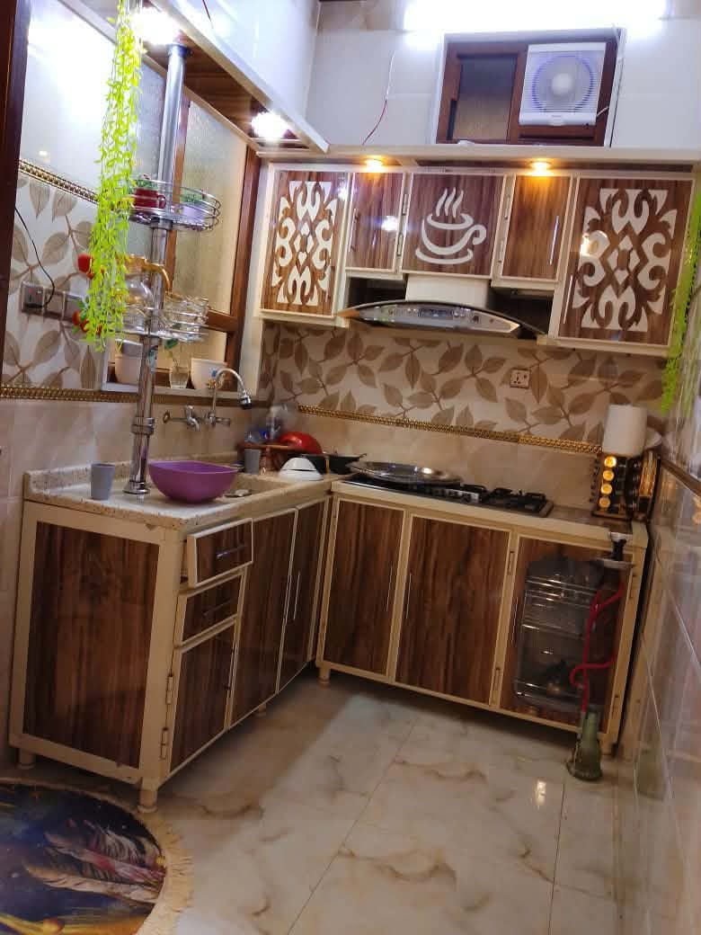 عروض مكتب الأوس للعقارات والمقاولات والاشرافيات 
بيت فول مواصفات طابق ونص 
المساحه/100 متر 
المنطقه يارمجه الشرقيه المنطقه كامله الخدمات 
المكاتبه مع الشرعي 
السعر/85 مليون وبيه مجال 
***********
***********
