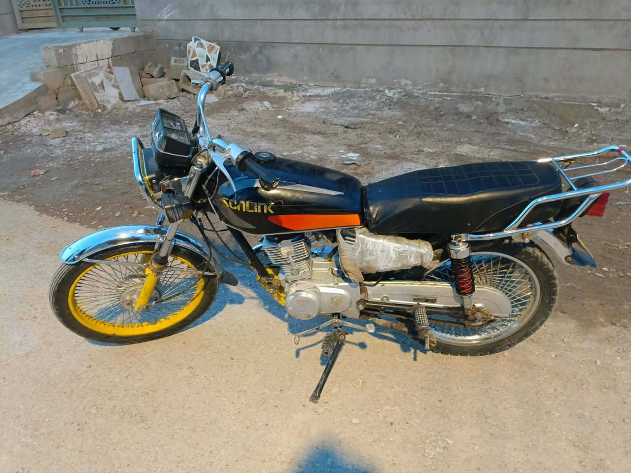 السلام عليكم دراجه تايكر للبيع موديل 20 دراجه نضيفه بدون اوراق السعر 350 وبيه مجال قليل المكان ديالى الغالبيه الشراي يتصل عل رقم ***********
