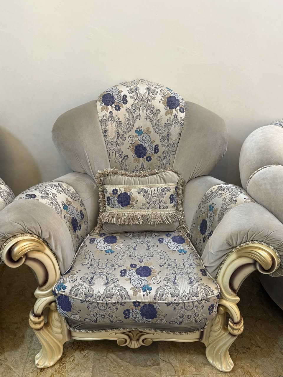 السلام عليكم تخم ملكي للبيع تفاصيله قنفتين كبار و4 صغار ووياهم طبله وسطيه ضمن التخم السعر مليون ونص وبي مجال الموقع بغداد للتواصل ***********
