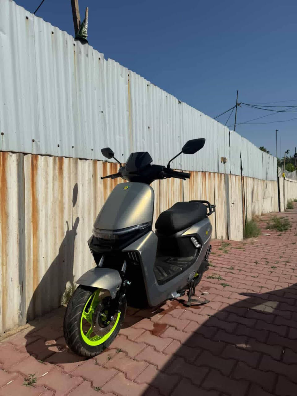 سلام عليكم دراجه شحن صقر  للبيع الدراجه خير من الله كلش نظيفه استخدام شخصي و كلش معتني بيها استخدام قليل و شوفت عينكم الدراجه شكد نظيفه مواصفات الدراجه 6بطاريات كبارررر اشاير يمنه يسره نظام بارك و نظام بك  لايت عالي ناصي زنون  دبل اشاره منفذ شحن تلفون الدراجه حلوه و خير من الله
السعر 700 و بيها مجال 
مكاني بغداد الصالحيه قرب كراج العلاوي 
للاستفسار ***********
