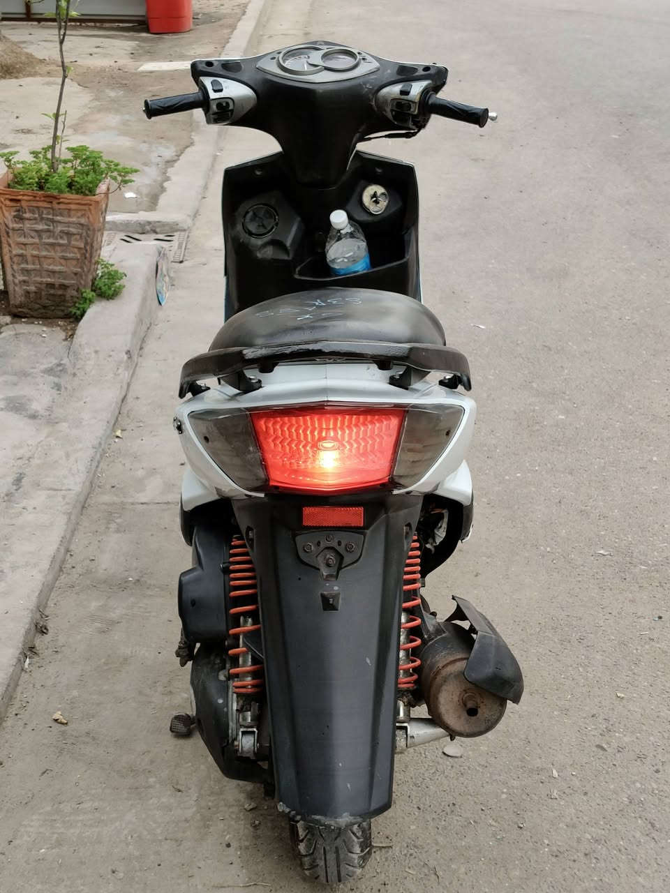 للبيع سكنس مكينة خرسة كفالة لا دخان لا تبخير
كهربائياتها كاملة نقصها فقط دشبول محترك  نص نكرة السعر 500 مجال بسيط سعب شارع الصحة ***********
