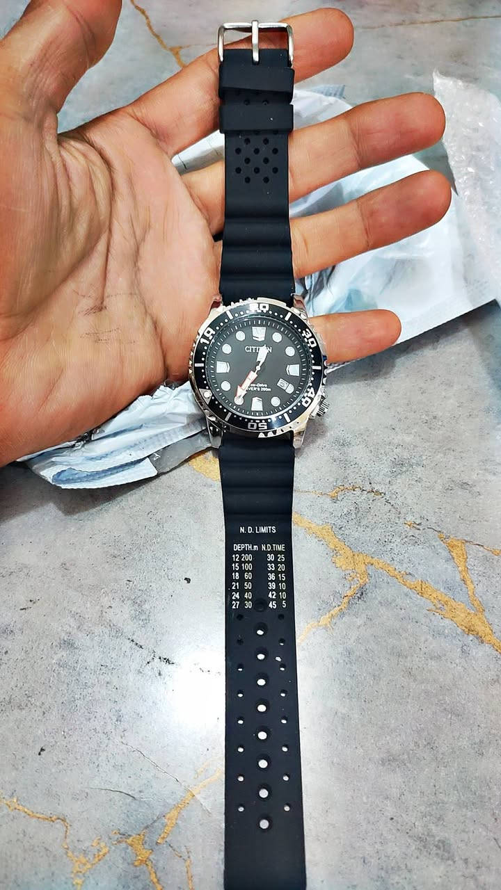 التقنية: تعمل بتقنية Eco-Drive التي تشحن الساعة من أي مصدر ضوء، مما يلغي الحاجة لتغيير البطارية.
التصميم: هيكل من الفولاذ المقاوم للصدأ بقطر حوالي 44 ملم، ومينا أسود مع عقارب ومؤشرات مضيئة لسهولة القراءة في الأعماق.

المقاومة: مقاومة للماء حتى عمق 200 متر، ومتوافقة مع معايير ISO لساعات الغوص.

السوار: تأتي بسوار مطاطي أسود متين، مطبوع عليه جدول N.D. Limits (حدود عدم إلغاء الضغط) الذي يساعد الغواصين في حساب أوقات الغوص الآمنة. 

السعر 25 الف من بضاعة DHL البرازيلي 
ساعة مكينة ياباني 
صور الحقيقة مرفق


**إذا كنت صاحب هذا الإعلان وتريد حذفه لأي سبب، رجاءا أرسل رسالة إلى الدعم الفني**