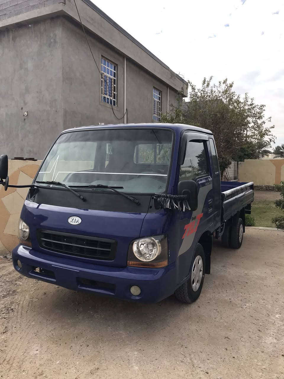 سلام عليكم ام عيون موديل 2002 نضيفه تخم تاير شاصي مكفول نضيفه بمعنه الكلمه مكاني الرمادي  رقمي ***********
