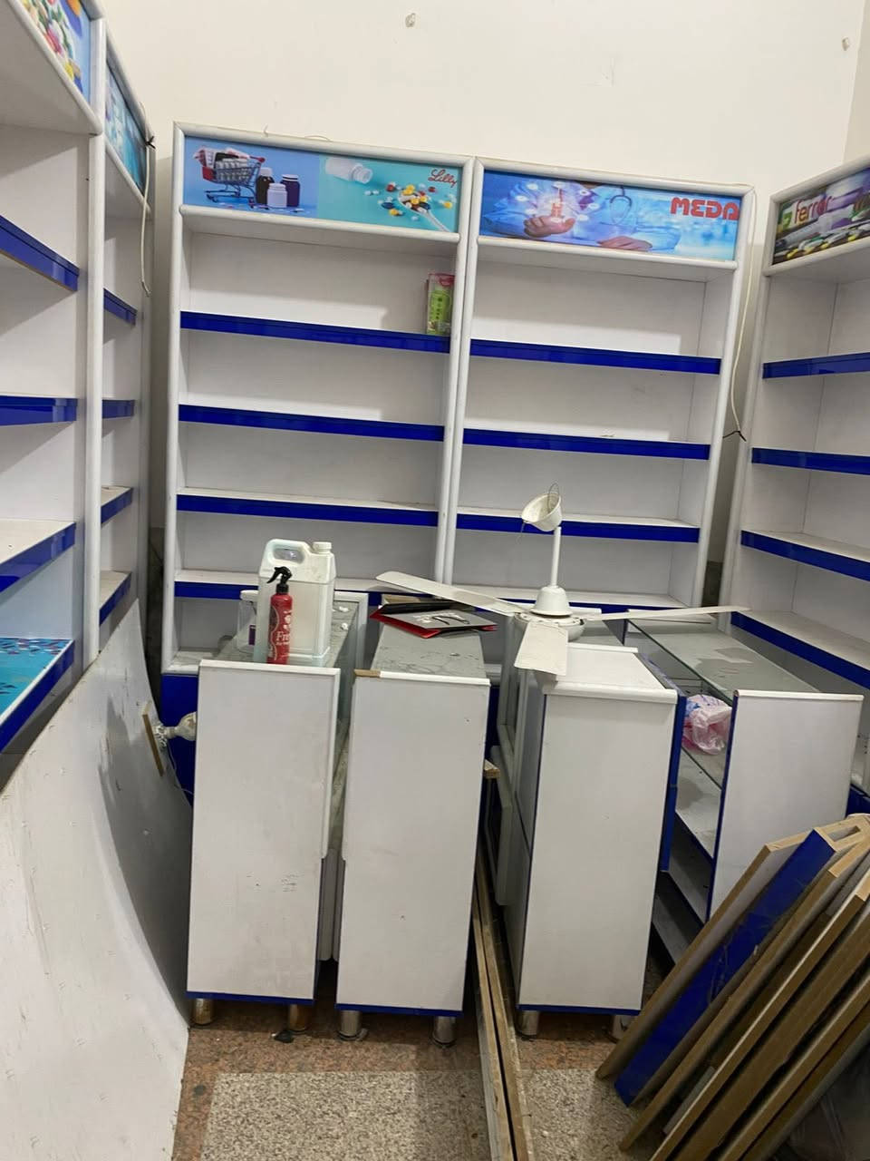 8فاترينات. وخمسة فاترينات مال صيدلية  زجاج  للبيع المكان  بغداد للتواصل *********** واتس اب فقط
