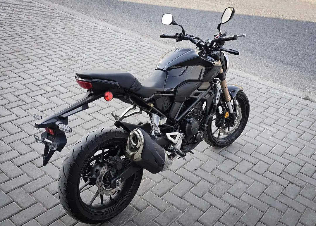 ماتۆر هۆنداCB300 2022 ڕەش 
تەنها 15 هەزار ڕۆیشتووە
٦ گێڕە ١ پستۆنە
زۆر پاک و بێ کێشەیە
ماتۆڕێکی زۆر بێ مەسرەفە
بۆ ١٠٠ کیلۆمەتر ٣.٣ لیتر بەنزین ئەخوات

سعر : لە کۆمێنت داوای بکە ڕاستەوخۆ بۆت دێت 🤖 

بەجوانی و پاکی ماوەتەوە 
دینار مەسرەفی تێدا نییە 

ژمارەی خاوەنەکەی 
***********
وەتسئاپ
