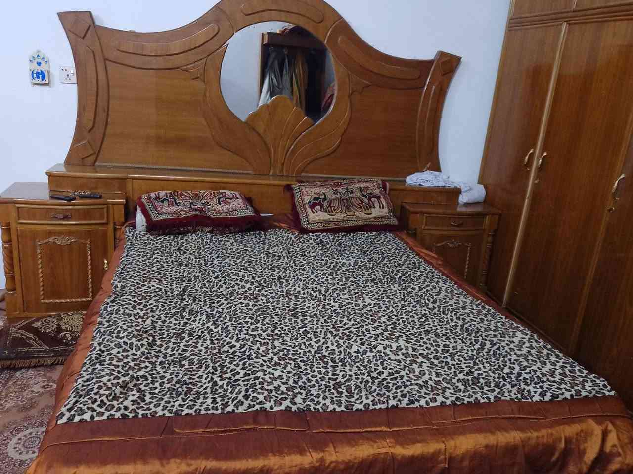 غرفه اخشاب تفصال خمس بوب بس عوسه ميز مرايه جديده هي ودوشكها مكانها بالنجف  عمود130 سعر 800 بيها مجال للشراي ***********
