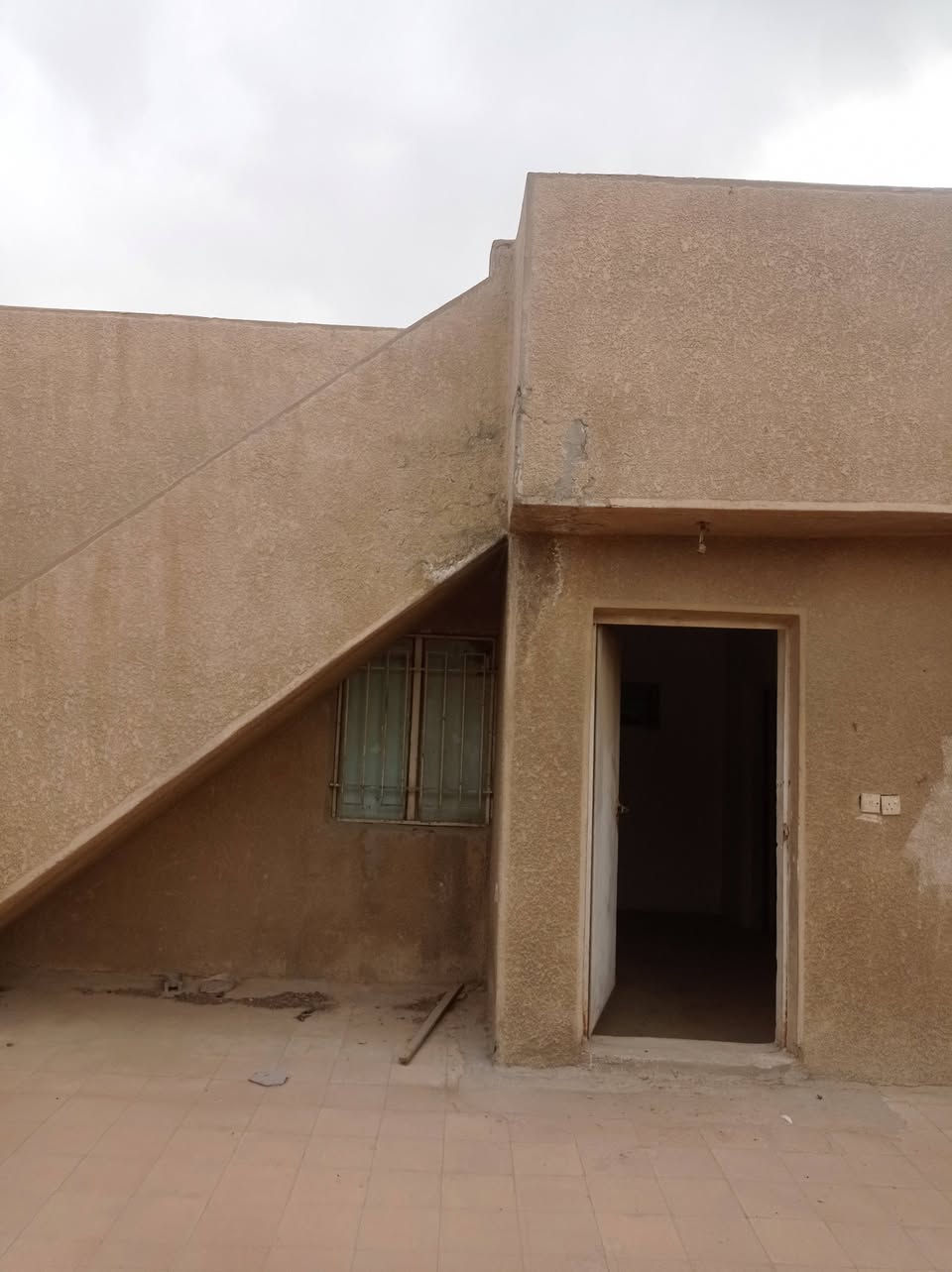 السلام عليكم بيت للبيع 150متر النواب شارع المركز الفرع الي مقابيل فلافل حسون استغبال 9متر وثلاث غرف نوم وهول كبير ومطبخ وملحقال البيت فارق حالين  للتواصل ***********

