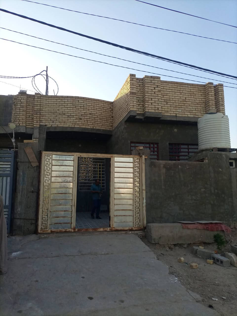 ياالله يعلن مكتب الوفه بيت للبيع خلف جامعة فريحه طريق زوار يصلح سكن او حسنيه المساحه 150متر كامل خدمات للستفسار عل رقم ***********
