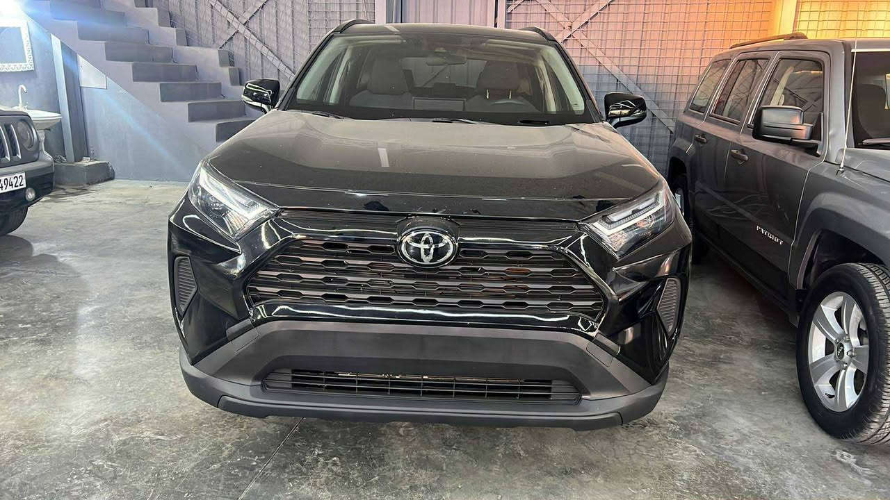سلام عليكم ، تويوتا راف فور موديل ٢٠٢٤ فوول مواصفات فئة xle awd فتحە ،ماشیە ١١ الف میل فقط سعر ٢٤٥ وبيها مجال ، ***********   ***********
