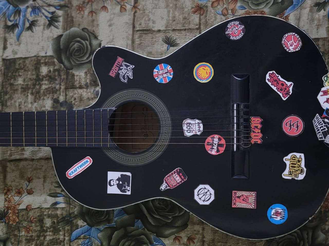 كيتار كلاسيك
دايموند للبيع هاند ميد ان ايران

هذا صوتة وشكلة ونظافتة

سعرة ٧٠ وبي مجال بسيط

***********

او تراسلني ماسنجر
