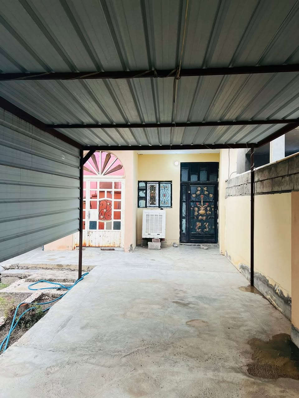 الصلاه ع محمد ال محمد
بيت للبيع بناء حديث
الموقع عرب النويله خلف سياج المنتزه
ع شارع الي ينزل ع عرب الي ينزل ع سايدين الجوه 
خلف مو الخيرات
يبعد عن الشارع الرئيسي 100متر 
يبعد عن فلكة الشهيد عبدالله الجباره
500متر 
ربعه ثلث غرف مطبخ 
صحياة داخليه صحياة خارجيه
حديقه سقيفه مسيج كامل 
باب حوش سلايت كراج مصبوب
نص البيت سيراميك
الباقي صبه ناعمه
سقوف جاهز فقط تجيب غراضك تسكن
مشيله معامله ع تمليك بااذن الله
مساحة البناء 150
مساحة الارض 250متر
مركز مدينه
مدرسه قريبه 
الهاتف ***********
السعر 55بي مجال قليل
تعال وشوف البيت وتامر امر بااذن الله
