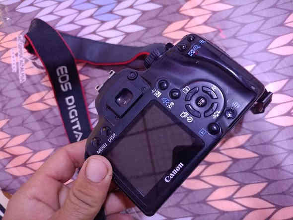 السلام عليكم كانون 1000D جديده كالرتون شغاله صورتها حلوه. محتاج وريد ابيعها مكاني البصره كرمت علي. رايدها 175. شاحنه وياها كيبل سحب صور وهاي كدامكم شخط مابيها. واتساب متواجد ***********
