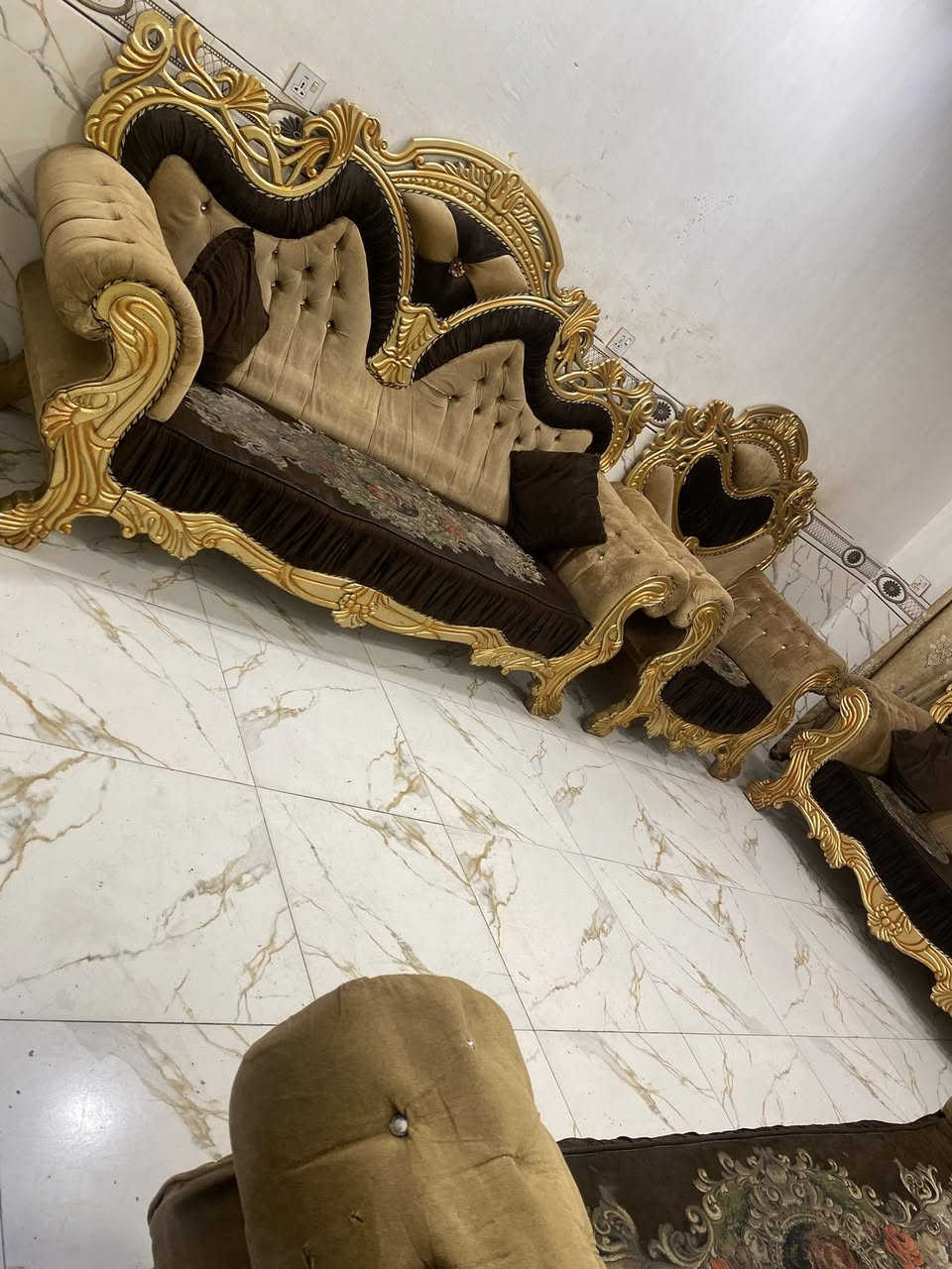 تخم ملكي 10 مقاعد نضيف اخو الجديد اي ضرر مابي ب 350 وبي مجال المكان كربلاء ***********
