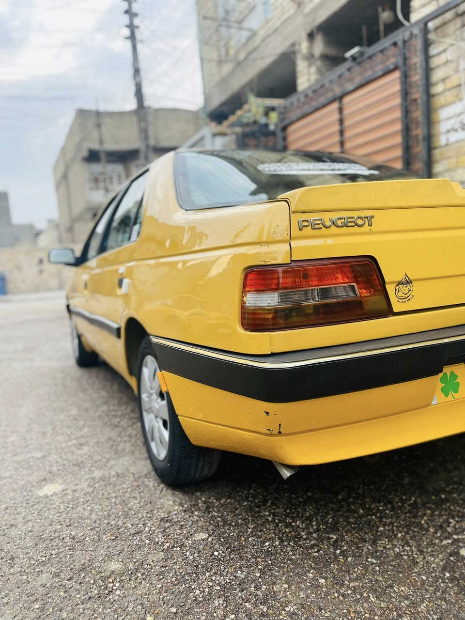 السلام عليكم بيجو لميس 2015 كير مكينه مكفولات السيارة لا تبخير لا تنقيص جاهزه من كلشي تبريد شغال بيها جاملغ السايق مبدل بدون دواخل وهلالات معمره غيرهن ماكو قطره خياس مابيها شاشة فول كار بلي 
تخم تاير عليها هيئة 100 الف بس السيارة سنوية صارلها شهر من سقطت عارضها 45 وبيها مجال للشراي عنواني العبيدي شارع معمل الغاز *********** متوفر واتساب واتصال
