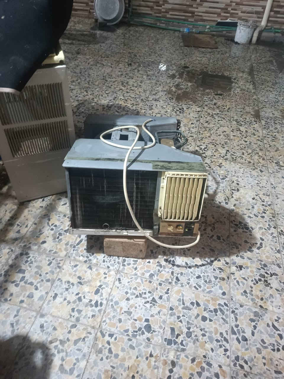 السلام عليكم مكيف للبيع جنرال سعر خاص مكاني نجف حي الجامعه واللي يريد هذا رقمي***********
