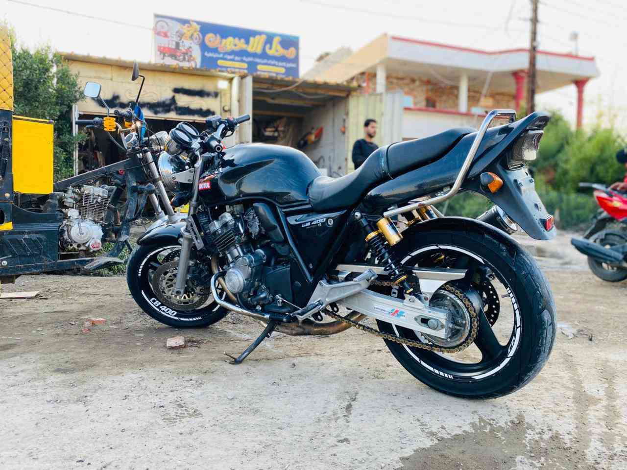 سلام عليكم CB 400نضافه ومكينه وتخم تاير كله شرط كهربائيات شغال كامل  أوراق كامل  بس گمرك باقي يعني مايتعبك بل ترقيم ودبلات امامي خلفي جديد يعني دراجه مامتعوبه سعر خاص *********** مكان كركوك
