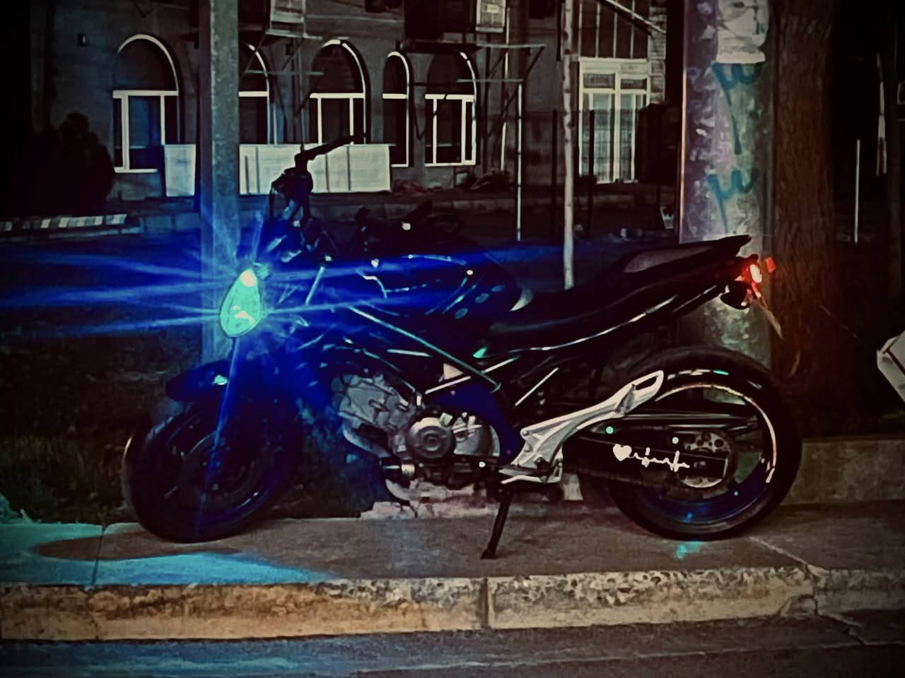 سه ره تا به نا وي خوا .💥
ئه م به ت حه ما ن هه يه بؤ فرؤشتن جؤري ما تؤر suzuki650 sV
ما تؤ.ره كه تا خوا حه ز كا به قوه ته و له قوه ت بێزا ره مؤديلي ٢٠١٣
مه كينه ي كه پس تا زه سێر فزي عا مي بؤ كرا وه 
له سليما نيم ئه گه ر موشته ري نيت سه ر ما ن مه يه شێنه 
*********** وهتسا پي له سه ره 💥🎖️ئه دميني گوڵ
