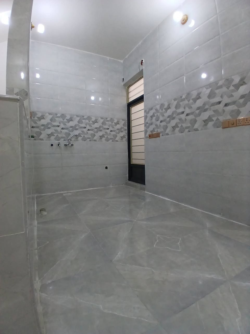 على بركه الله بيت للبيع دوانم المعمل مساحه ١٠٠متر طابقين يتكون ٢غرف نوم شغل كلش حلو قرب جامع المحمود للاستفسار اكثر اتصل على *********** او مراجعة مكتب زمزم
