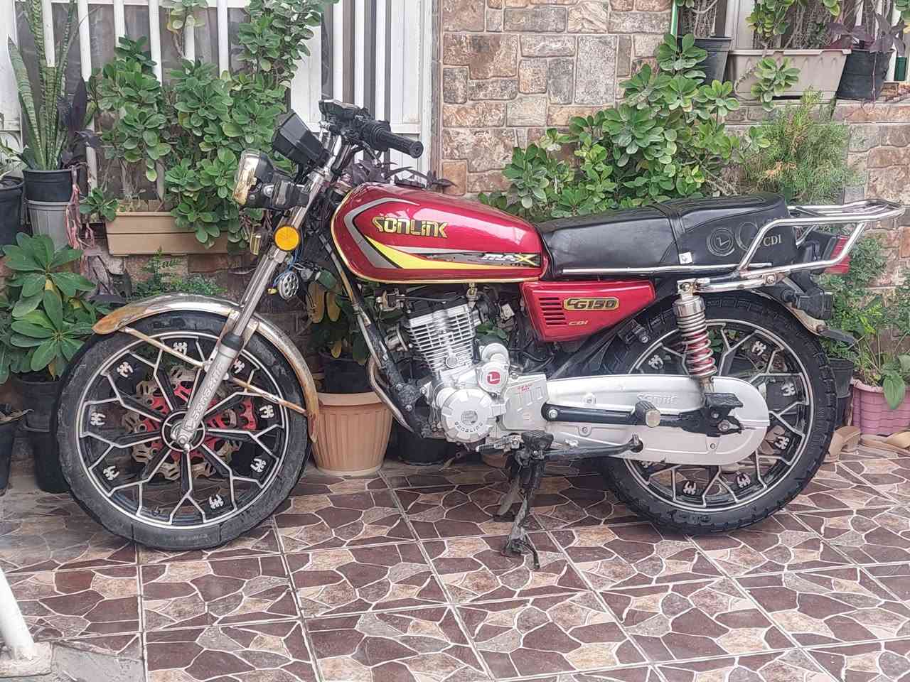 السلام عليكم .. دراجة سولننك ايراني موديل 2024 مكينة  5 كير 150cc الدراجة خير من الله كل كهربائياتها و امورها شغالها و ترايك بيها للبصرة .. بيها بداية تبخير .. السعر 450 وبية مجال بسيط حك جيتك ***********
