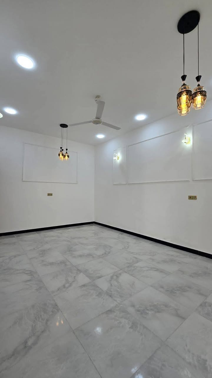 تحية طيبة يوجد لدينا بيت في ابو خصيب حي الجوادين مقابل صناعية حمدان مساحة 200متر يحتوي على 3غرف نوم و صاله و مطبخ و صحيات داخليه و خارجيه و استقبال ركن على شارع 10متر سعر 125و قابل للتفاوض ***********
