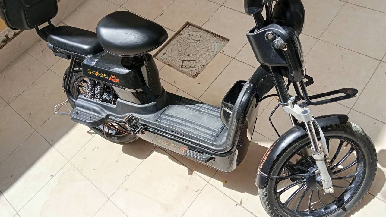 دراجة شحن كهرباء 
بصمة ، تفتح بالكارت و مفتاح ، بلوتوث
قدرة المحرك 800 واط  ، دراجة نظيفة ، الشحنة الوحدة تمشي 5 كيلومتر ، ماركة قوة الليث ، السعر 350 الف دينار 
العنوان مقابل قرية الغدير الاولى فرع الشامل
*********** 
***********

