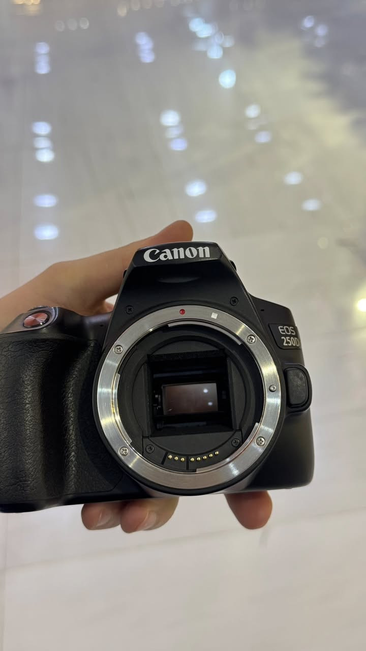 كامره 250d لبيع نضافه 100‎%
مع عدسه 24/105 
كروتنه + حزام + تفاصيل كله كامله غراضه 
لتفاصيل ***********
